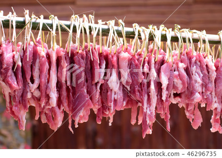 Red pork is a bunch of wood for urgent travel. 46296735