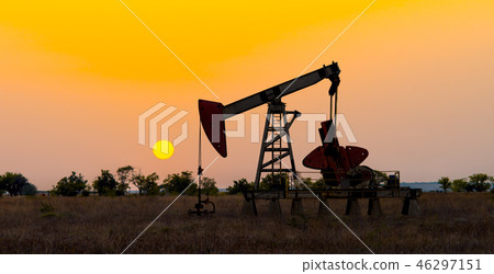 oil derrick pumping crude oil derrick pumping crude 46297151