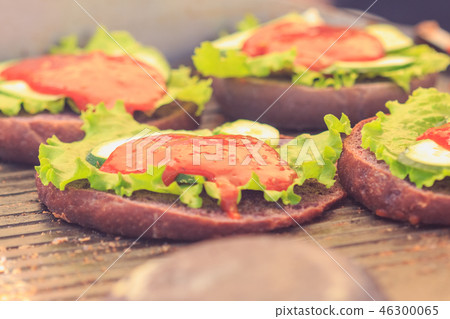 Bun burger with cucumber salad and ketchup 46300065