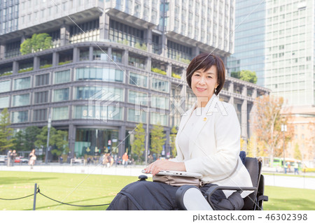 Female lawyer for wheelchair businessmen Tokyo Marunouchi Female lawyer for wheelchair businessmen Tokyo Marunouchi 46302398