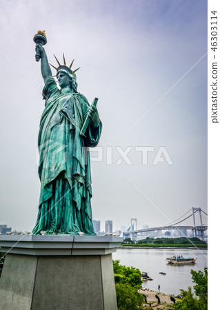 Statue of liberty and tokyo cityscape, Japan Statue of liberty and tokyo cityscape, Japan 46303114