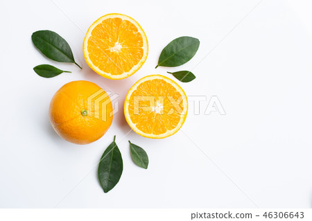 Top view of orange fruits and leaves isolatedun Top view of orange fruits and leaves isolatedun 46306643