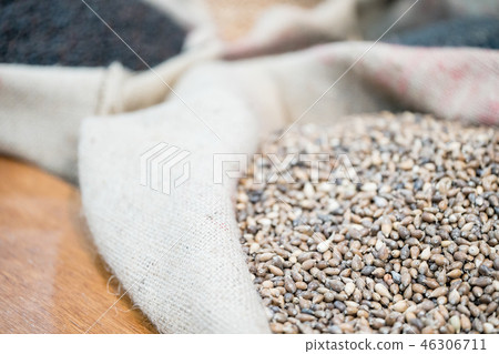 種子，飼料，豆類。 46306711