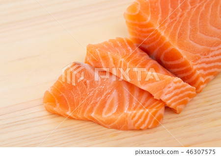 Salmon sashimi 46307575