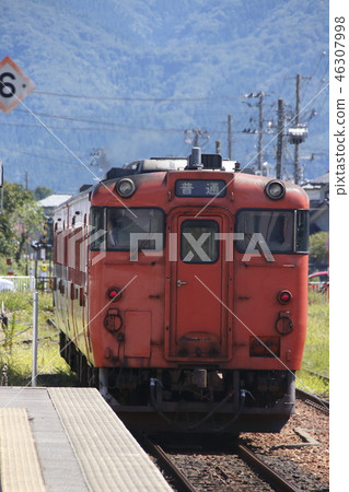 Yuetsu West Line Kiha 47從Gosen Station（東京都市區顏色）出發 46307998