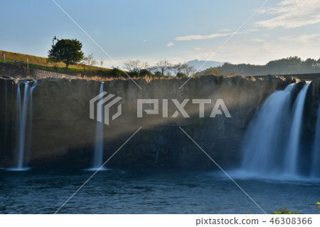 Harajiri waterfall that takes in the sun Harajiri waterfall that takes in the sun 46308366