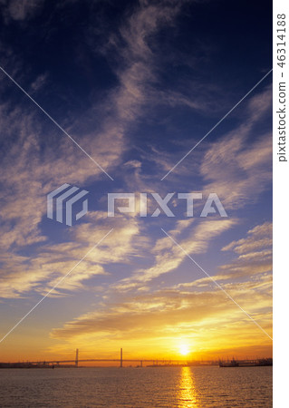 在橫濱口岸的日出雲彩。 在橫濱口岸的日出雲彩。 46314188