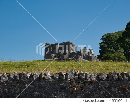Rock of Cashel mit einer Steinmauer im Vordergrund Rock of Cashel mit einer Steinmauer im Vordergrund 46316044