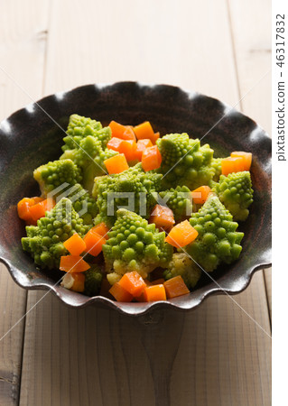 Romanesco and ginseng hot vegetables Romanesco and ginseng hot vegetables 46317832
