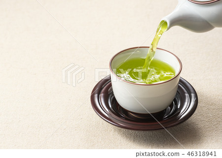 Pour tea 46318941