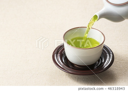 Pour tea 46318943