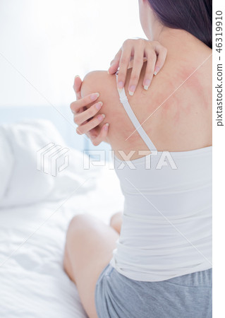 woman scratching shoulder and neck woman scratching shoulder and neck 46319910