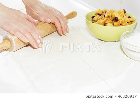 cooking Apple strudel in the home kitchen. 46320917