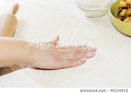 cooking Apple strudel in the home kitchen. 46320918