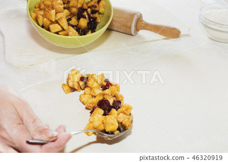cooking Apple strudel in the home kitchen. 46320919