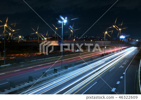 東京都高速公路的夜視圖在Urayasu,千葉縣 東京都高速公路的夜視圖在Urayasu,千葉縣 46322609