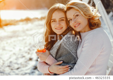 Mother witn daughter 46323335