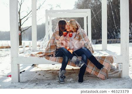 Mother witn daughter 46323379