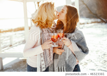 Mother witn daughter 46323381