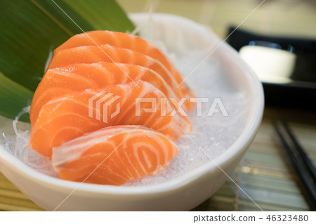 Raw salmon slice or salmon sashimi Raw salmon slice or salmon sashimi 46323480