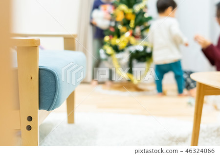 Parents and children decorating a Christmas tree Parents and children decorating a Christmas tree 46324066