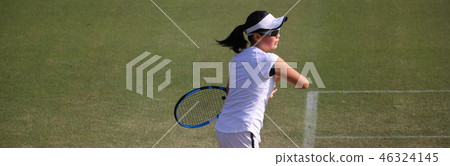 青少年網球運動員在天然草坪球場擊中正手擊球 46324145