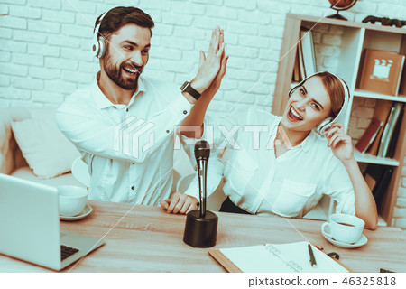 Bloggers makes a video with a microphone 46325818