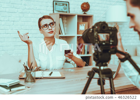 Blogger makes a video about a business 46326522
