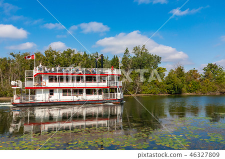 The beautiful Toronto Islands and touristic boat. The beautiful Toronto Islands and touristic boat. 46327809