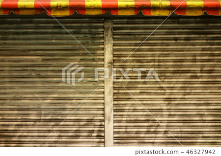 Old retro shutter 46327942