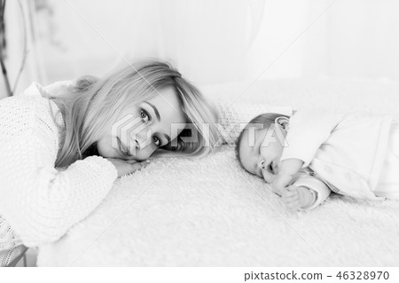 mother puts her baby daughter to sleep 46328970