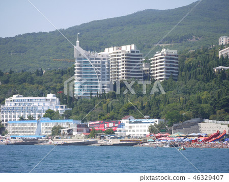 High multi-storey hotel complexes on the backgroun 46329407