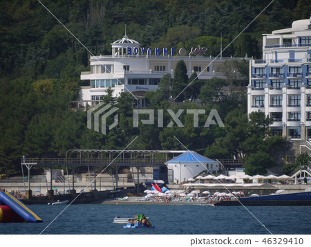 The beach with a huge number of holidaymakers on t 46329410