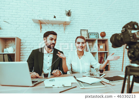 Bloggers makes a video about a business Bloggers makes a video about a business 46330213