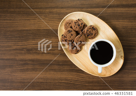 black coffee with chocolate chip cookies. black coffee with chocolate chip cookies. 46331581