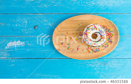 Donut in wooden tray. 46331588