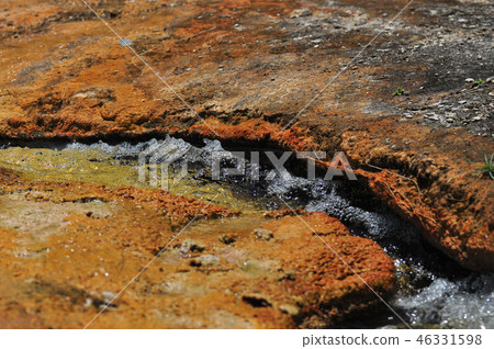 Water through crevices Water through crevices 46331598