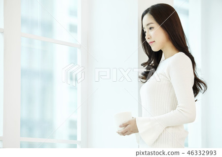 年輕的女人 年輕的女人 46332993