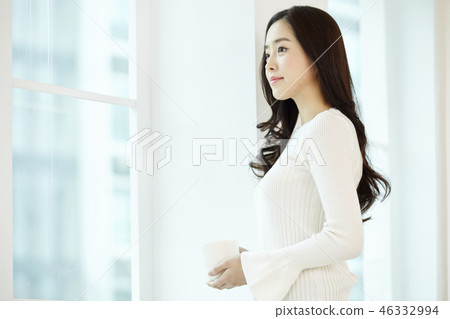 年輕的女人 年輕的女人 46332994