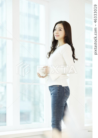 年輕的女人 年輕的女人 46333019