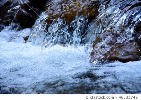 Water surface with ripples and sunrays reflections 46333749