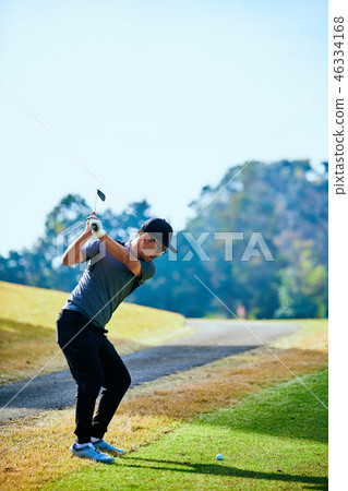 Golf iron shot 46334168