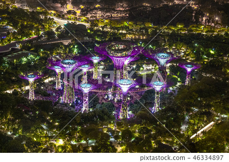 濱海灣金沙觀景台（新加坡）的夜景 46334897