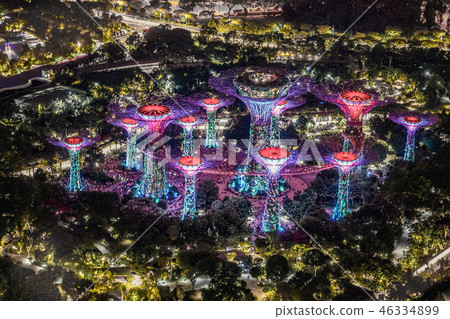 濱海灣金沙觀景台（新加坡）的夜景 46334899