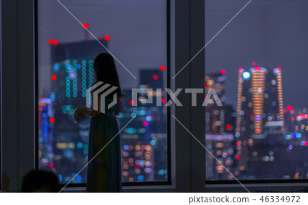 婦女夜視圖和剪影 婦女夜視圖和剪影 46334972