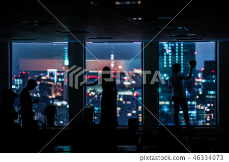 都市夜視圖和人剪影 都市夜視圖和人剪影 46334973