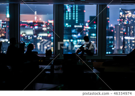 都市夜視圖和人剪影 都市夜視圖和人剪影 46334974