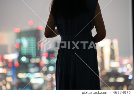 婦女夜視圖和剪影 46334975