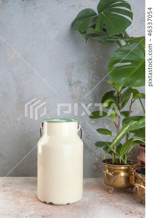 Vintage enamelled can 46337054