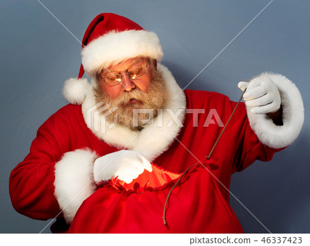 Santa ties his bag with gifts 46337423